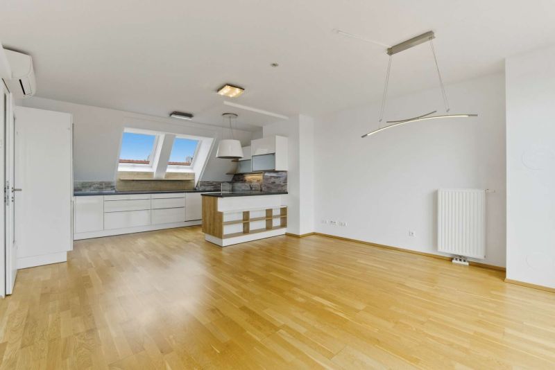 Helle 3-Zimmer-Dachgeschosswohnung mit großer Terrasse & Garage nahe Kagraner Platz